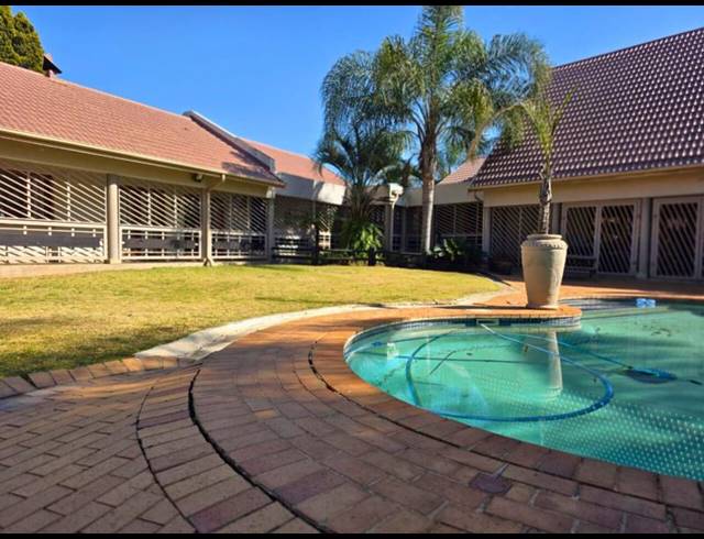 4 BEDROOM HOUSE FOR SALE IN VAN RIEBEECK PARK